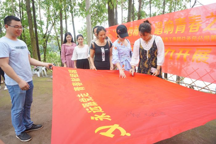 1526873794662043.jpg 04簽名活動(dòng)現(xiàn)場.jpg
