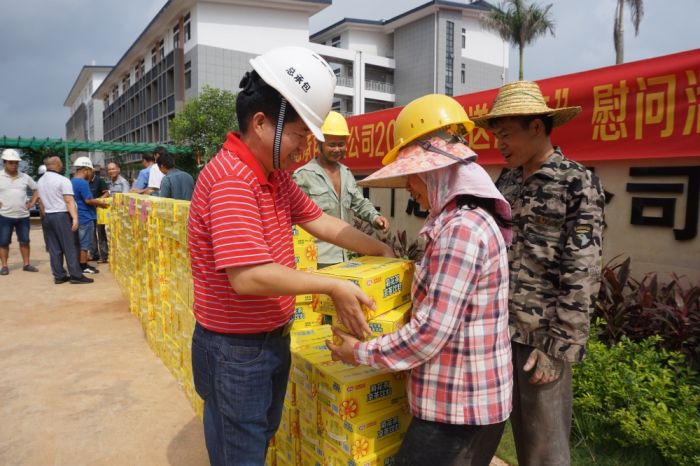 1528264576303374.jpg 岑廷義為一線工友發(fā)放慰問(wèn)品.jpg