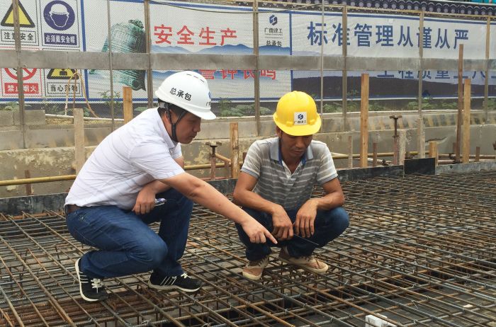 1529988762449165.jpg 1檢查梁板鋼筋.jpg