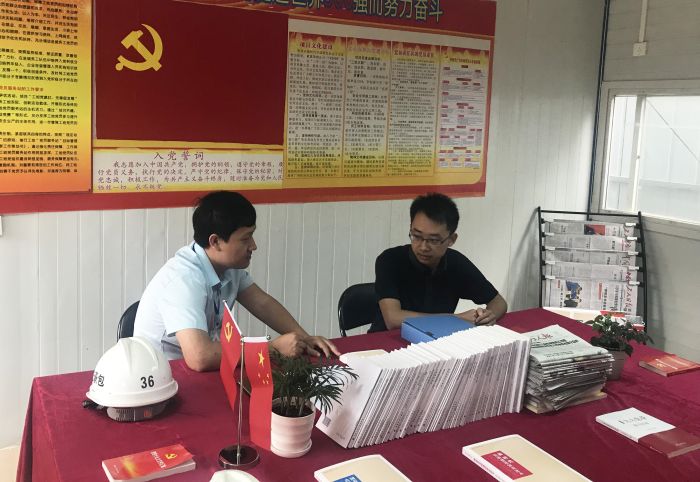 1529988799336250.jpg 4與青年骨干談心談話.jpg