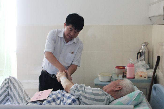 1530177361124116.jpg 張建堂與岑廷義握手表示感謝.jpg