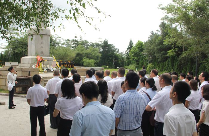 1530764042649693.jpg 在紀(jì)念塔前列隊肅立.jpg