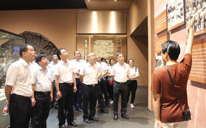 1530764072406779.jpg 昆侖關(guān)戰(zhàn)役博物館參觀認(rèn)真聽解說員講解.jpg