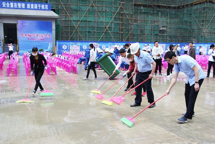 1530764452612342.jpg 住建系統(tǒng)工會(huì)活動(dòng)當(dāng)天項(xiàng)目黨員帶頭行動(dòng)保障會(huì)議順利開(kāi)展1.jpg