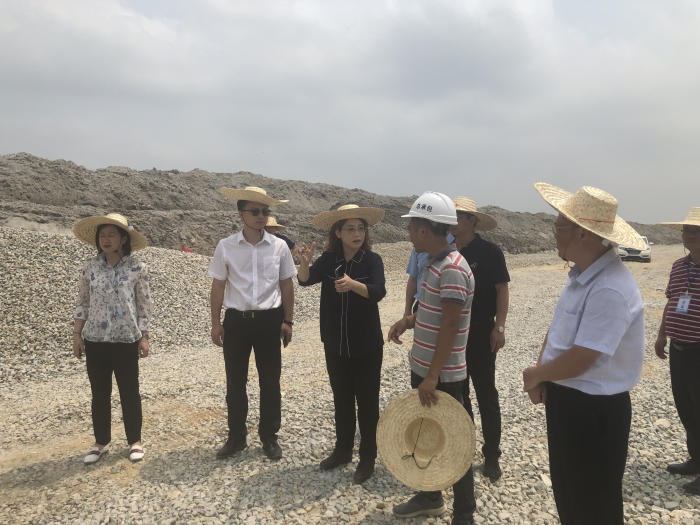 2實地查看施工現場。盧麗君 攝700.png