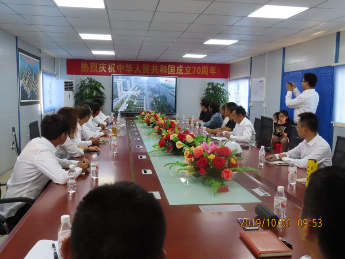 4.1項(xiàng)目部組織觀看閱兵大典。黃彩思 攝700.png