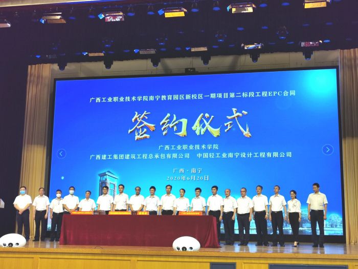 簽約合影。 王瑾貞 攝.jpg