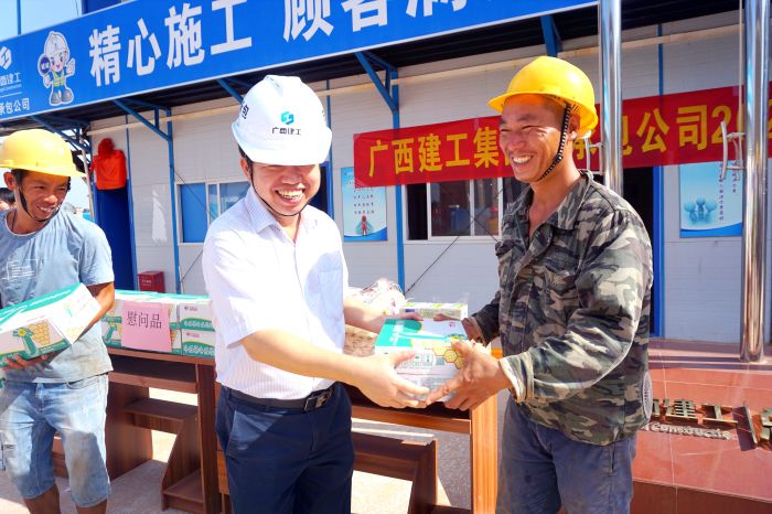 岑廷義為工人發(fā)放清涼慰問品。謝微旋 攝.jpg