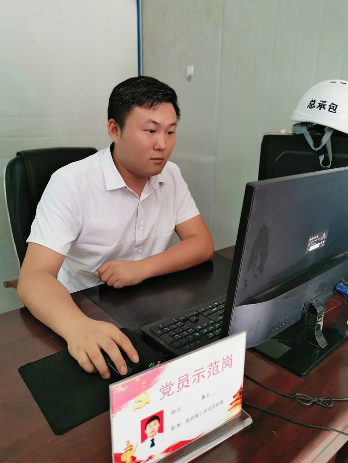 魯立在辦公室。馮翔  攝.jpg