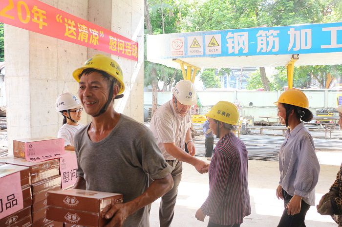 區(qū)工業(yè)設(shè)計院住宅項目送清涼。張釗林 攝.JPG