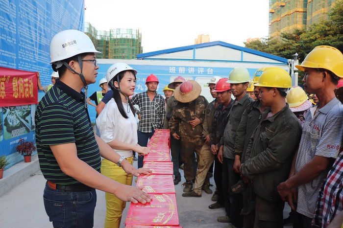 梁思赫慰問農(nóng)民工。 唐霞 攝.JPG