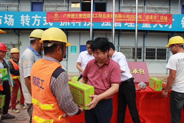 岑廷義在給工人發(fā)放慰問(wèn)品。鄧燦濱 攝.JPG
