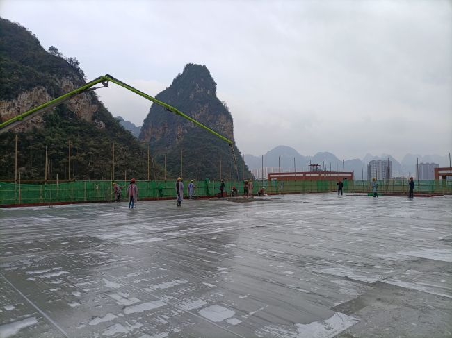 風(fēng)雨操場食堂屋面層混凝土澆筑現(xiàn)場。陳志健 攝.jpg