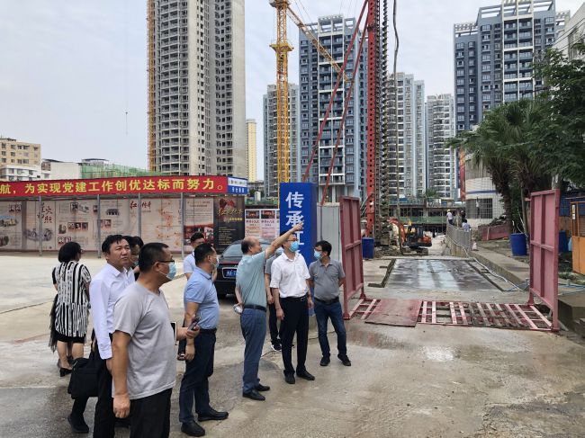 檢查施工現(xiàn)場(chǎng)。龔媚媚 攝（修圖）.jpg