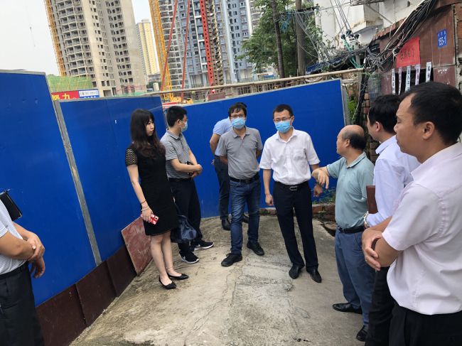 走訪(fǎng)周邊群眾。龔媚媚 攝（修圖）.jpg
