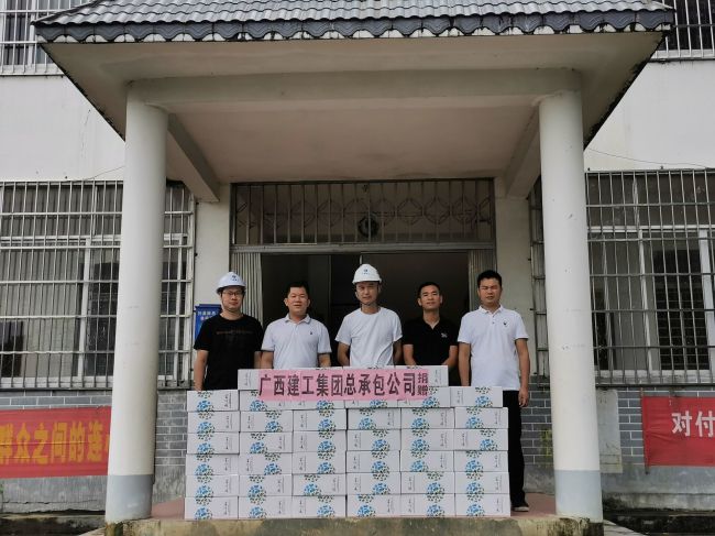 捐贈抗災物資。譚山泉 攝（修圖）.jpg