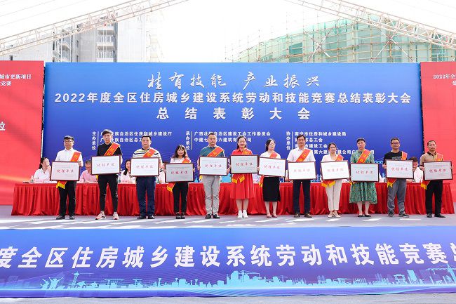 三分公司黨支部書記、副總經(jīng)理李振樞（左三）上臺領(lǐng)取“優(yōu)勝單位”獎.jpg