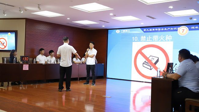 趣味猜詞比賽現(xiàn)場(chǎng)。楊鈺 攝（修圖）.jpg
