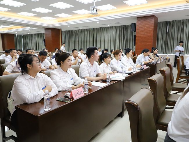 工作人員認(rèn)真計(jì)時(shí)記分。李立云 攝（修圖）.jpg