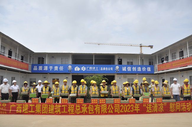 “送清涼”慰問活動合影。王瑾貞 攝（修圖）.jpg