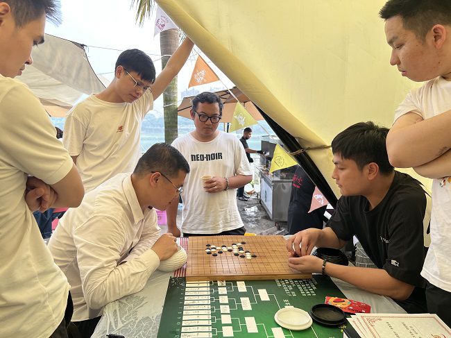五子棋比賽現(xiàn)場(chǎng)。楊鈺 攝（2）.jpg