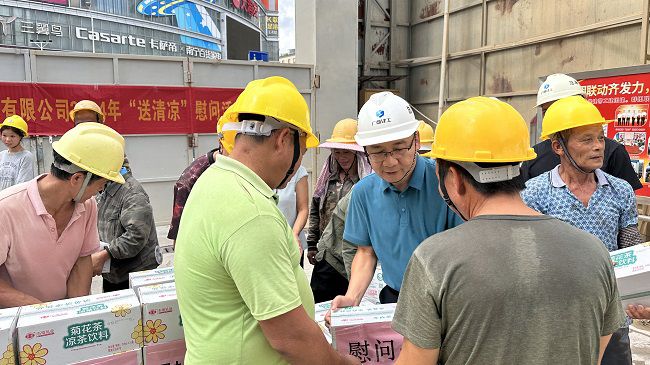 發(fā)放慰問(wèn)品1。容芝雅 攝（修圖）.jpg